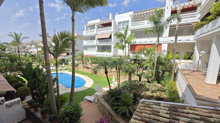 Apartamento en primera línea de playa en Las Cañas Beach, Marbella Golden Mile