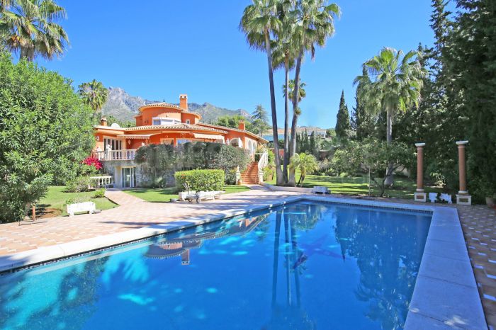 Magnifique villa de cinq chambres, orientée sud, dans une urbanisation recherchée