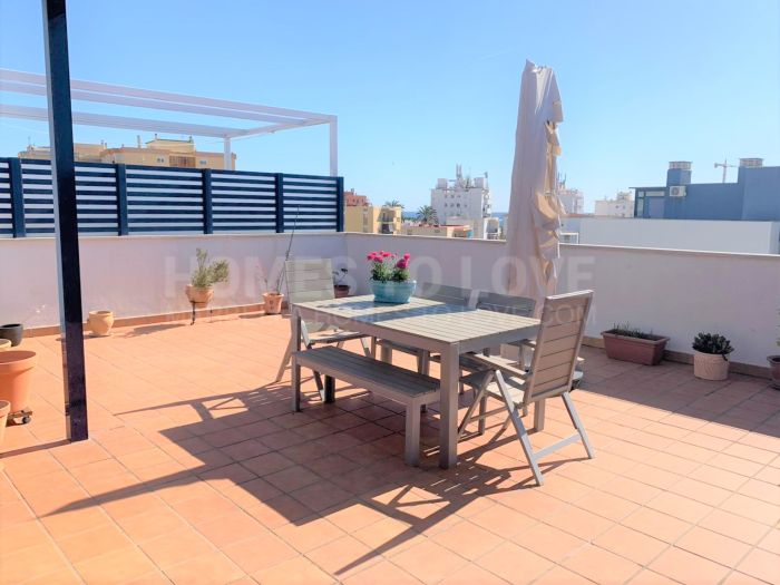 Bright penthouse with spectacular solarium and panoramic views in the Port of Estepona!