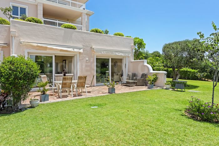 Amplio apartamento en esquina con aire de finca privada dentro de la urbanización El Lago de Los Flamingos.