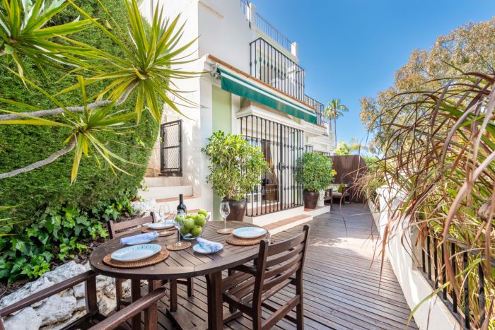 Une confortable maison de ville de 2 chambres située dans un célèbre Aloha Pueblo, Nueva Andalucia.