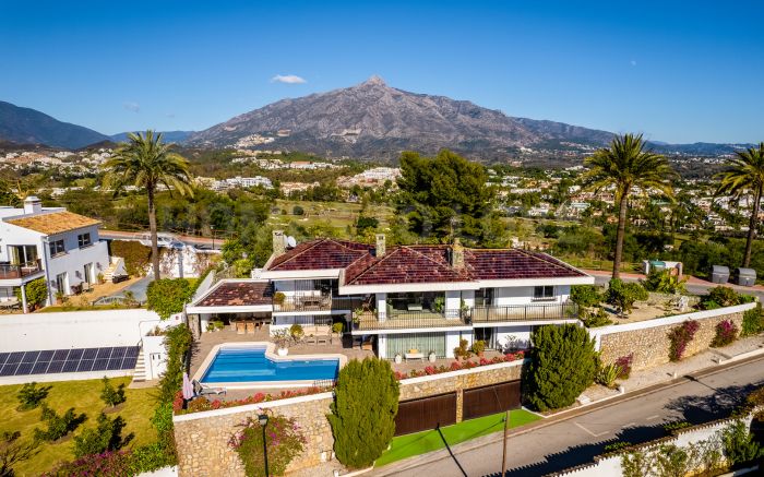 Fantastic villa with panoramic sea views walking distance to amenities in Nueva Andalucia