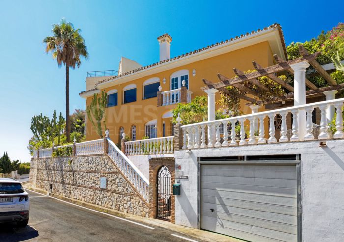 Lovely 5-bedroom villa with separate apartment in Torremuelle