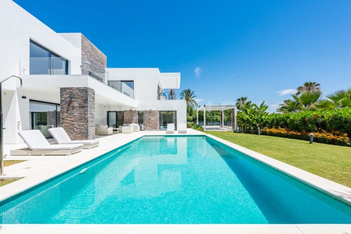 Villa Contemporaine Spacieuse au Cœur du Triangle d'Or !