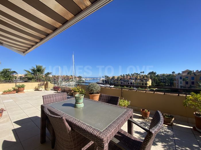 Penthouse Duplex de Luxe avec Vue Imprenable sur la Marina et la Mer