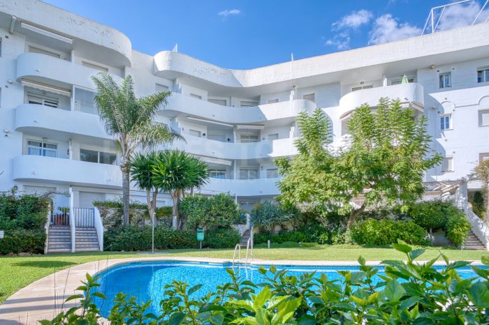 Apartamento completamente renovado de dos dormitorios, planta baja en la comunidad conocida y cerrada Marbella Real
