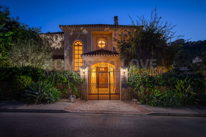 Villa for sale in Los Arqueros, Benahavis