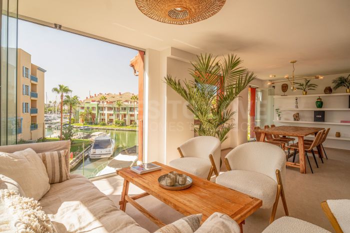 Apartamento lujosamente renovado en Ribera de la Romana en el puerto deportivo de Sotogrande