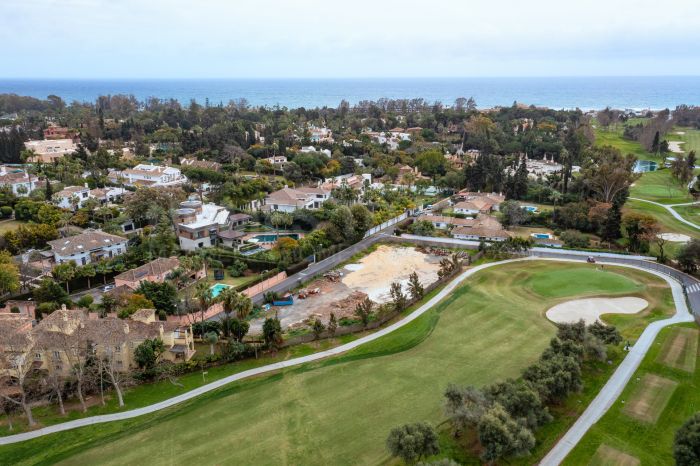3011m2 plot for sale in frontline Guadalmina Baja golf course