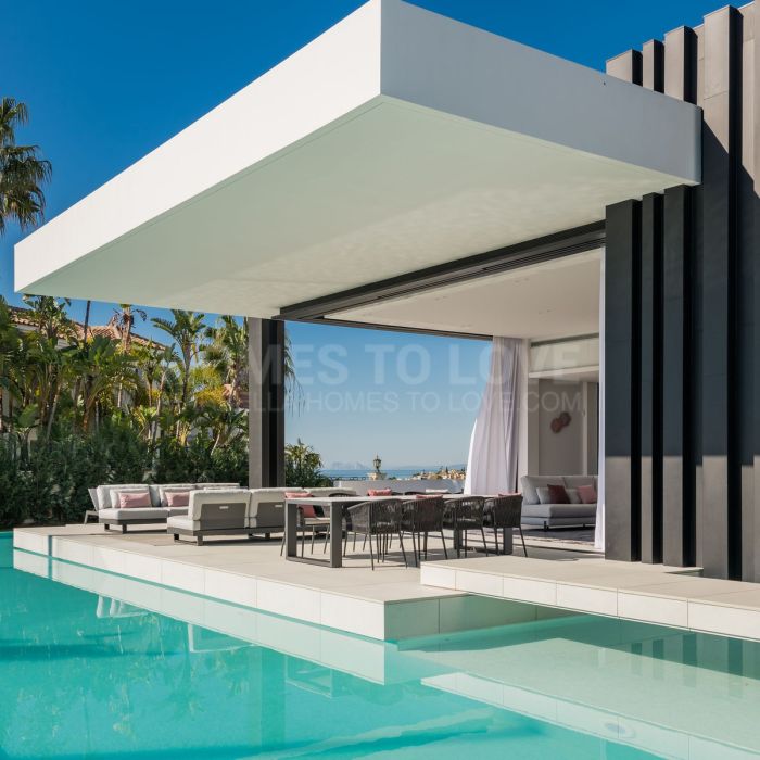 Villa élégante Nebbia avec design avant-gardiste et façade sur le golf à vendre à Benahavis
