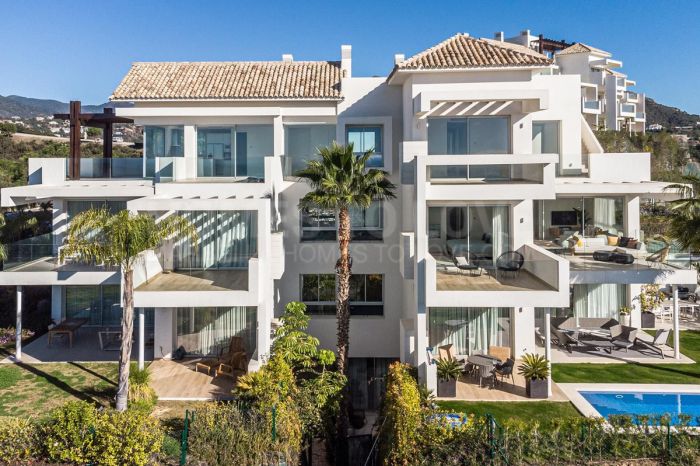 Exclusive Living with Scenic Views: Marbella Club Hills, Benahavis