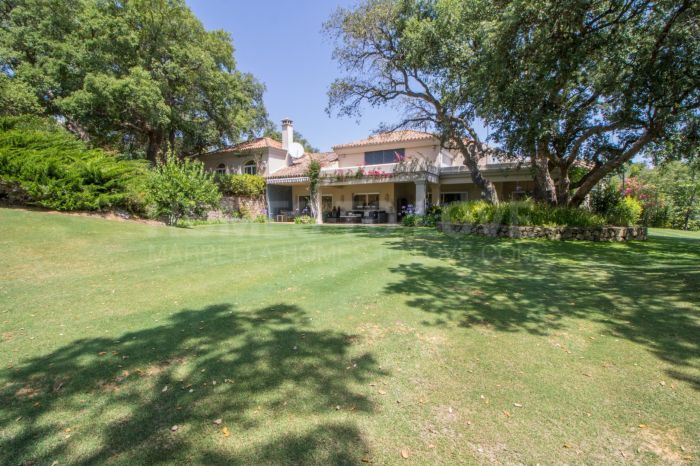 Villa with a lot of charm in Los Altos de Valderrama with an espectacular garden
