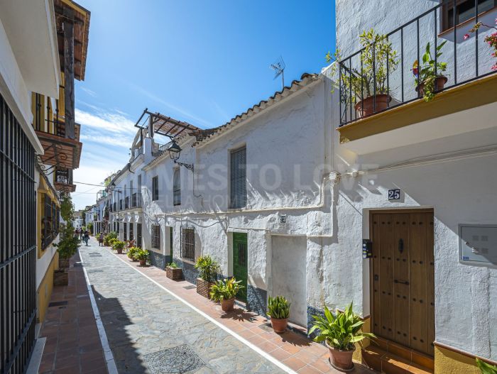 Maison de ville avec avant-projet, permis de construire en cours et place de parking à vendre à Marbella