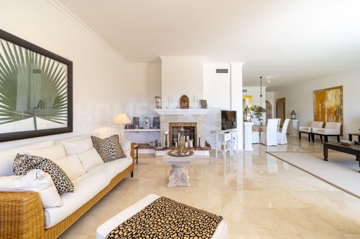 Penthouse d'angle lumineux et aéré avec vue sur la mer à vendre à Park Beach, Estepona Est