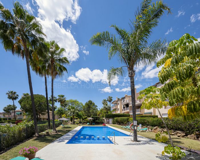 Appartement de jardin en coin exposé sud à vendre à Pueblo de las Brisas, Nueva Andalucia, Marbella