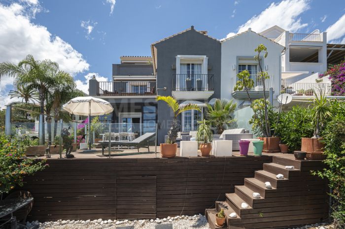 Maison de ville avec vue sur la mer à vendre dans le Marbella Hill Club, Marbella Golden Mile
