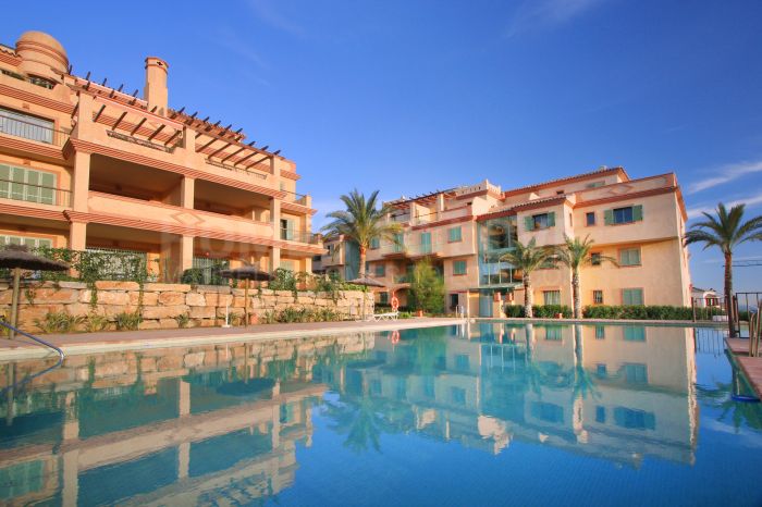 Exquisite corner penthouse in Four Seasons Flamingos with sea and mountain views!
