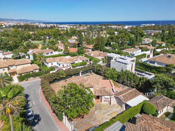 Excellent four bedroom south facing villa in a residential area of Guadalmina Alta - with partial sea views