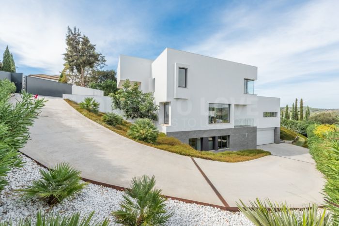 Villa distribuida en varios nivelesl de estilo contemporáneo en una zona muy tranquila con vistas al Campo de Golf de Almenara.