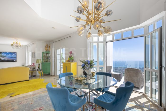Spacieuse maison de ville au sommet d'une colline avec vue sur la mer à 180º à vendre à La Mairena, Marbella Est