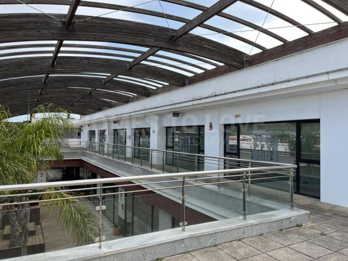 Refurbished and ready for immediate use commercial unit in Sotomarket, Sotogrande for sale
