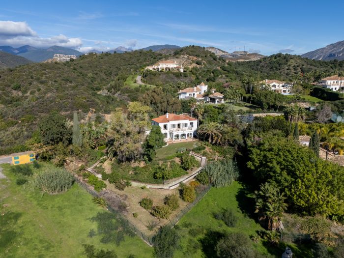Elegant Andalusian-style villa in the prestigious gated community of Vega del Colorado!