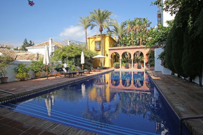 Schönes 4-Zimmer-Stadthaus in der charmanten Gemeinde Lomas Del Marbella Club Pueblo