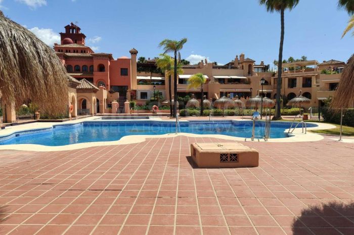 Ground Floor Apartment for sale in La Cartuja del Golf, Estepona East