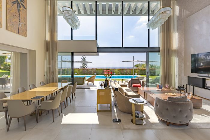 Villa de Golf en Primera Línea con Vistas al Mar en Venta en Los Arqueros, Benahavís