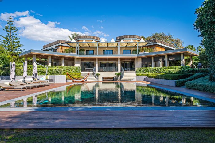 Exclusive Frontline Golf Villa in Guadalmina Baja