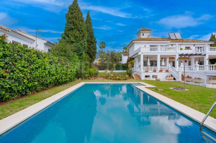 Exclusive luxury villa in Valdeolletas, Marbella, with stunning views of the sea and La Concha mountain. Set on a double plot of over 990 m², it features 6 bedrooms, 3 bathrooms, a private pool.