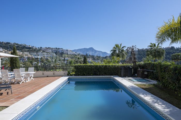 Villa de luxe avec 4 chambres, vue sur le golf et la mer à vendre à Los Arqueros, Benahavis