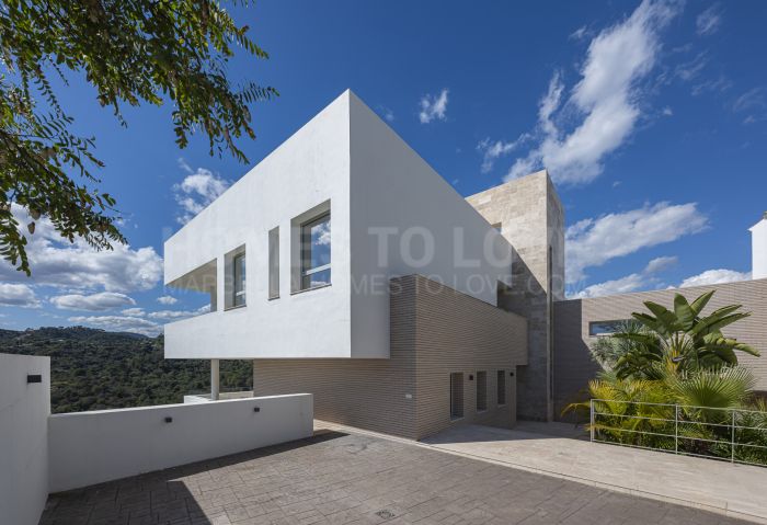 Villa con vistas al mar, terraza en la azotea y seguridad 24h en venta en Los Arqueros, Benahavís