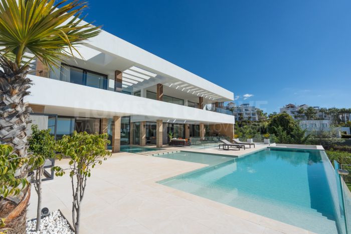Luxury 5-Bedroom Villa with Panoramic Views in La Alquería, Benahavís