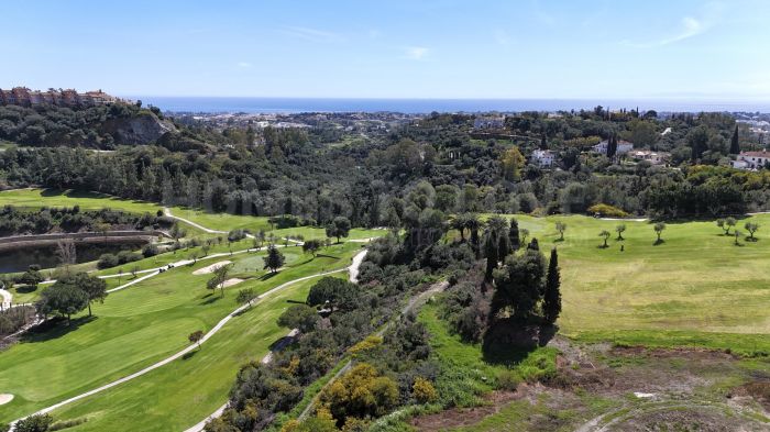 Terrain Urbain dans la Prisée Communauté Fermée de Los Arqueros, Benahavís !