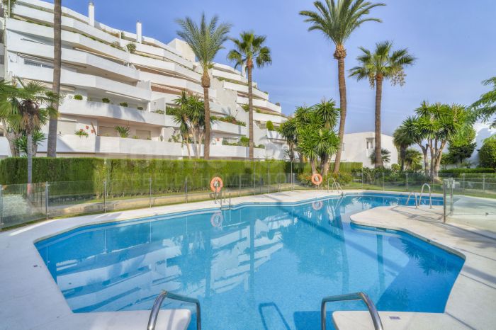 Magnifiquement rénové appartement de deux chambres dans la communauté fermée de Jardines de Andalucía, Nueva Andalucia