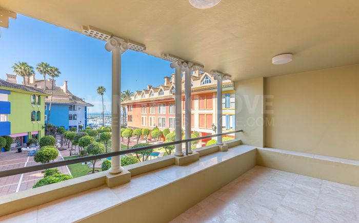 *Charming Marina Apartment with Stunning Sea Views in Sotogrande Port*