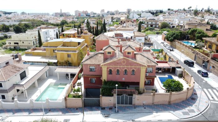 An impressive villa is for sale just a 5-minute drive from the beautiful Los Boliches beach, Mijas Costa.