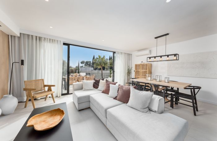 Elegant Renovated Townhouse Near Aloha Golf – Private Garden and Gated Community