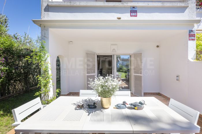 Charmante maison de ville d’angle de deux chambres à vendre à Cabopino, Marbella Est