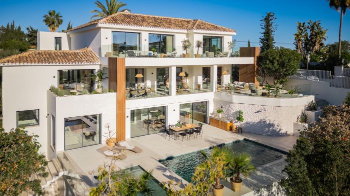 Villa en El Rosario con Encanto Andaluz Clásico y Diseño Contemporáneo