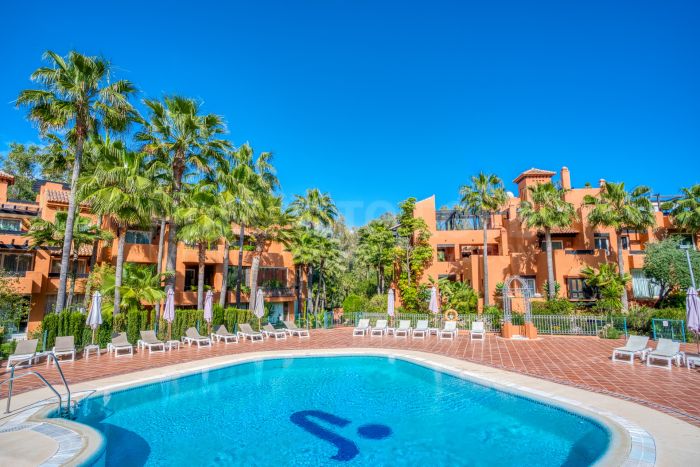 Charming east-facing two-bedroom ground floor apartment with direct pool access in Alminar del Sur, Nueva Andalucía