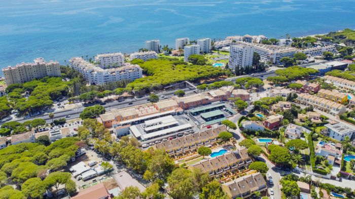 Four bedroom beautifully reformed south facing townhouse in a gated residential community in Calahonda