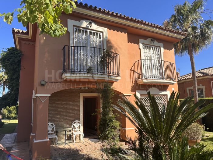 Отдельная вилла  в средиземноморском стиле в закрытом жилом комплексе на продажу в Монте Биарритц Эстепона