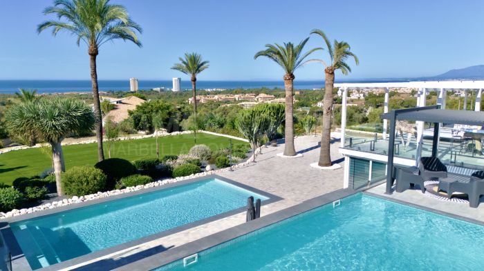 Villa de lujo con vistas al mar y potencial de desarrollo en venta en Elviria, Marbella Este