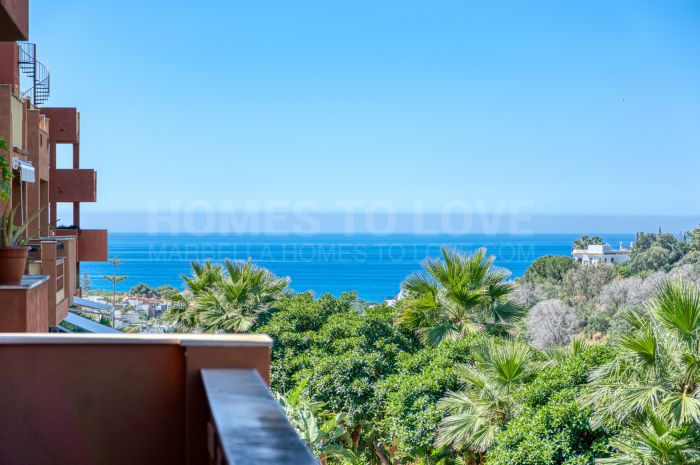 Joli appartement de deux chambres, plein sud-ouest à La Reserva de Marbella; avec vue sur la mer