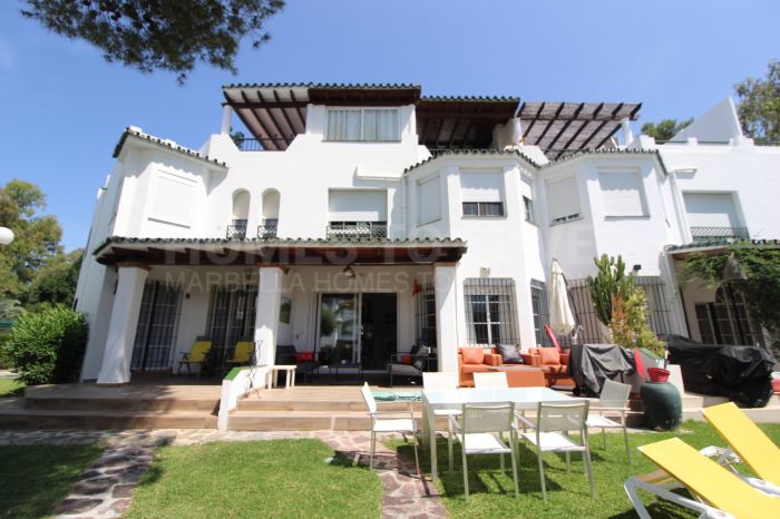 Presiosa adosada en  1ª Linea del Golf Los Naranjos