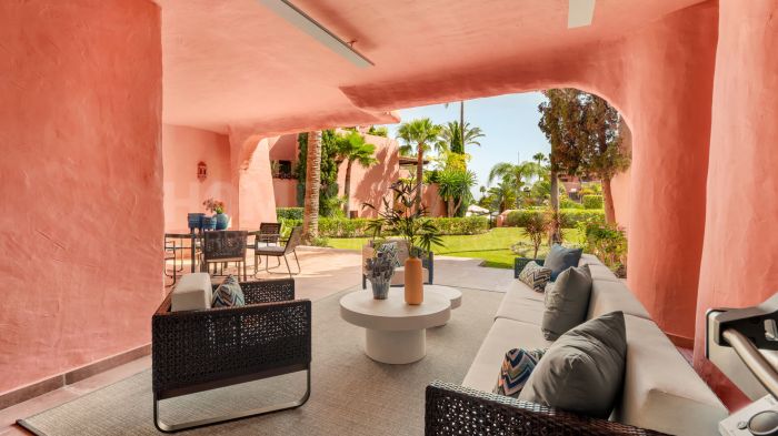Amazing South facing 3 bedroom and 3-bathroom ground floor apartment