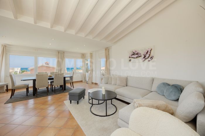 Villa moderna de 4 dormitorios con gran potencial de ampliación en Costabella, Marbella