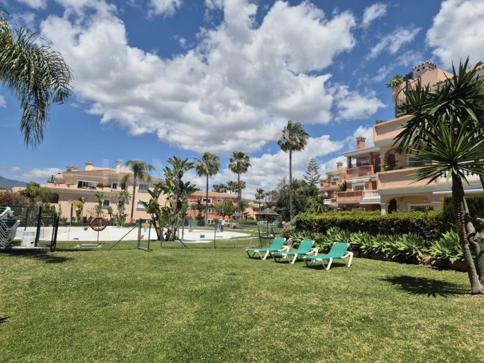 Spacious Ground-Floor Apartment with Private Garden in Park Beach